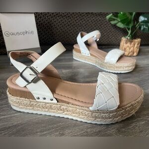 Cushionaire Mae Woven Espadrille Wedge Sandals in White & tan. Size 8.5